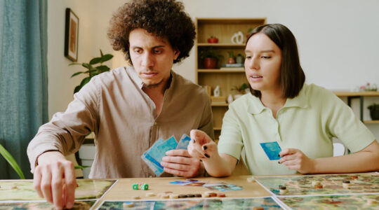 Un homme et une femme jouent à un jeu de société